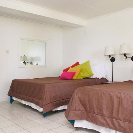 Castle Comfort Lodge Roseau Habitación foto